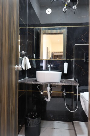 Grand Suite | Bathroom | Shower, free toiletries, towels, soap - Manjushree Hotel & Resort (Ujjain)