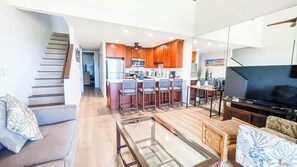 Eine moderne Wohnung mit Küche, Essbereich und Wohnzimmer.