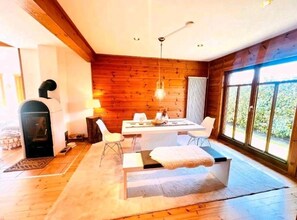 Dining - Vacation home/ wooden house on the lake in Papenburg for rent (pet friendly) (Papenburg)