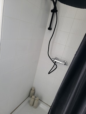 Douche, sĂšche-cheveux, serviettes fournies, savon