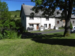 Exterior - Gîte du Fenil in the heart of the Auvergne Volcanoes and Lakes (Perpezat)