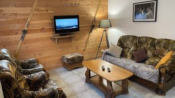 TV, videogames, DVD player, livros
