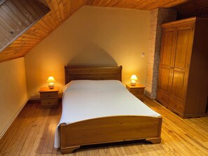 3 habitaciones, tabla de planchar con plancha y cuna de viaje 