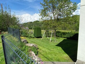 Property grounds - Gîte du Fenil in the heart of the Auvergne Volcanoes and Lakes (Perpezat)