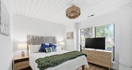Walkable to the Beach w/ Fire Pit & Hot tub!