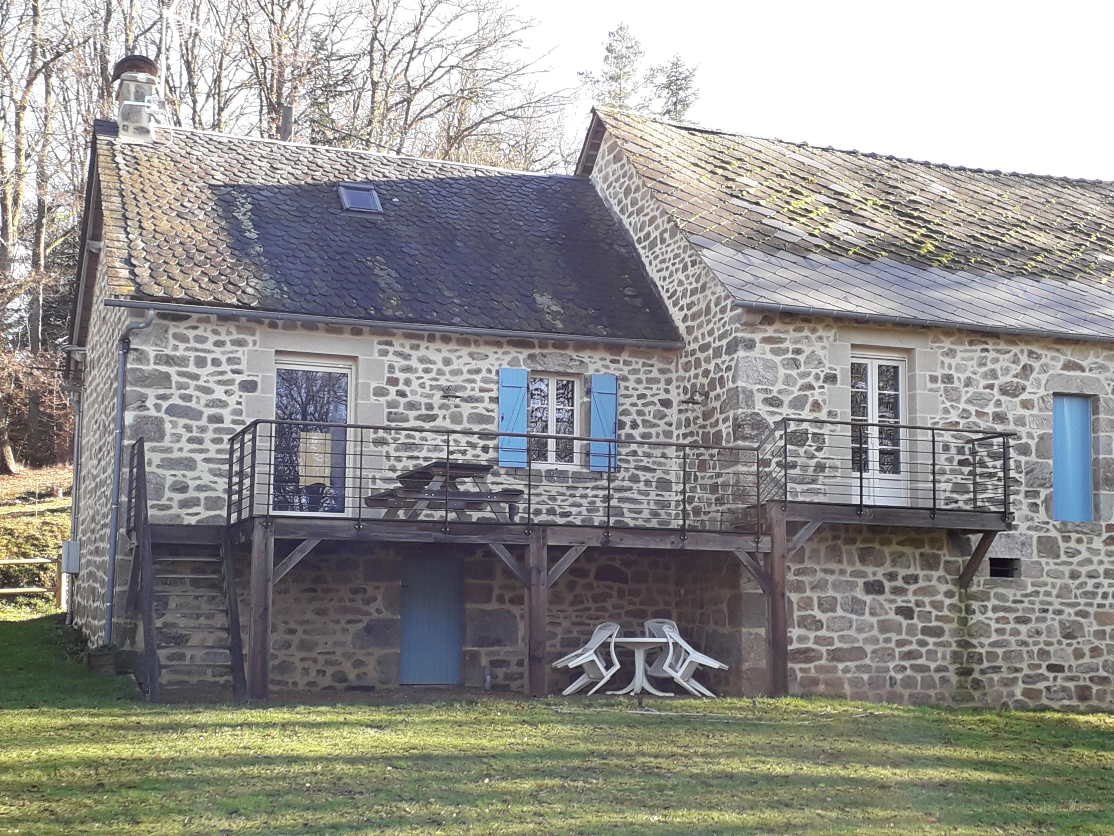 Un bâtiment en pierre doté d’un balcon, d’une petite fenêtre et d’une porte.