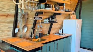 Cabin, 3 Bedrooms, Accessible, Balcony | Private kitchen