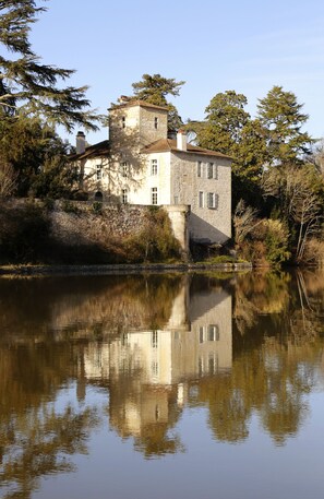 Exterior - À l'ombre du grand pin - Bed and breakfast on the banks of the Lot and artist's studio! (Saint-Sylvestre-sur-Lot)