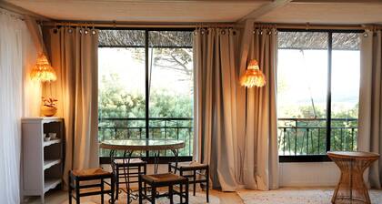 À l'ombre du grand pin - Chambre d'hôtes au bord du Lot et atelier d'artiste !