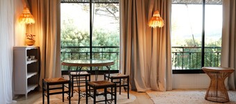 À l'ombre du grand pin - Bed and breakfast on the banks of the Lot and artist's studio!