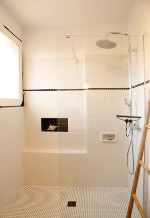 Shower, hair dryer, towels, soap - À l'ombre du grand pin - Bed and breakfast on the banks of the Lot and artist's studio! (Saint-Sylvestre-sur-Lot)