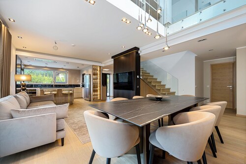 Magnolia 4-Bedroom House with Indoor Pool & Sauna
