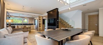 Magnolia 4-Bedroom House with Indoor Pool & Sauna