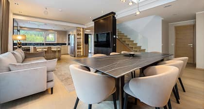 Magnolia 4-Bedroom House with Indoor Pool & Sauna