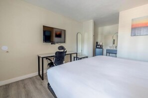 Superior Room | Desk, free WiFi - Avenida VIctorville by Aurelia (Victorville)