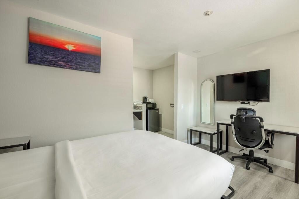 Deluxe Room | Desk, free WiFi