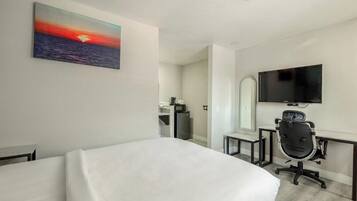 Deluxe Room | Desk, free WiFi