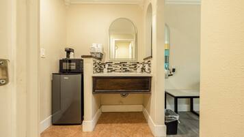 Deluxe Room | Bathroom | Hair dryer, towels, soap, shampoo