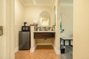 Kamar Deluks | Kamar mandi | Pengering rambut, handuk, sabun, dan sampo