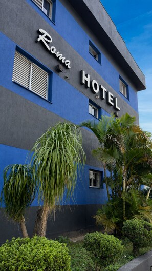 Un edificio de hotel con el nombre 'Roma HOTEL' visible en grande.