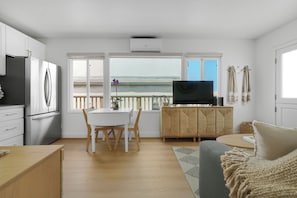 Smart TV, books - Beachside 1BR Escape-King Bed +Full Kitchen (Manhattan Beach)