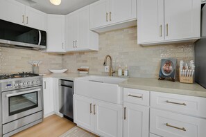 Fridge, microwave, oven, stovetop - Beachside 1BR Escape-King Bed +Full Kitchen (Manhattan Beach)
