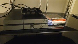 PlayStation 4 -pelikonsoli, jonka päällä on ohjain, ja se on yhdistetty televisioon.