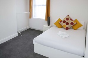 WiFi, bed sheets - Modern and Spacious 6 bed-Home on Stapleton Road (Bristol City)