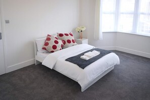 WiFi, bed sheets - Modern and Spacious 6 bed-Home on Stapleton Road (Bristol City)