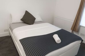 WiFi, bed sheets - Modern and Spacious 6 bed-Home on Stapleton Road (Bristol City)