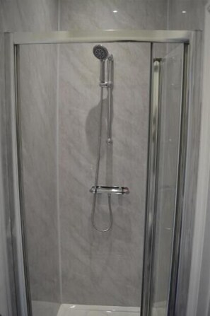 Shower, towels - Modern and Spacious 6 bed-Home on Stapleton Road (Bristol City)