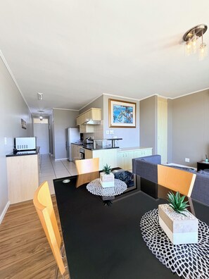 Dining - Cozy 1-bedroom apartment with AC in The Island Club (Cape Town)