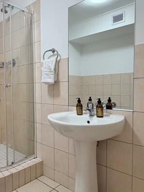 Hair dryer, towels, soap, toilet paper - Cozy 1-bedroom apartment with AC in The Island Club (Cape Town)
