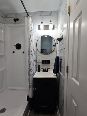 Dusche, Haartrockner, Handtücher, Seife