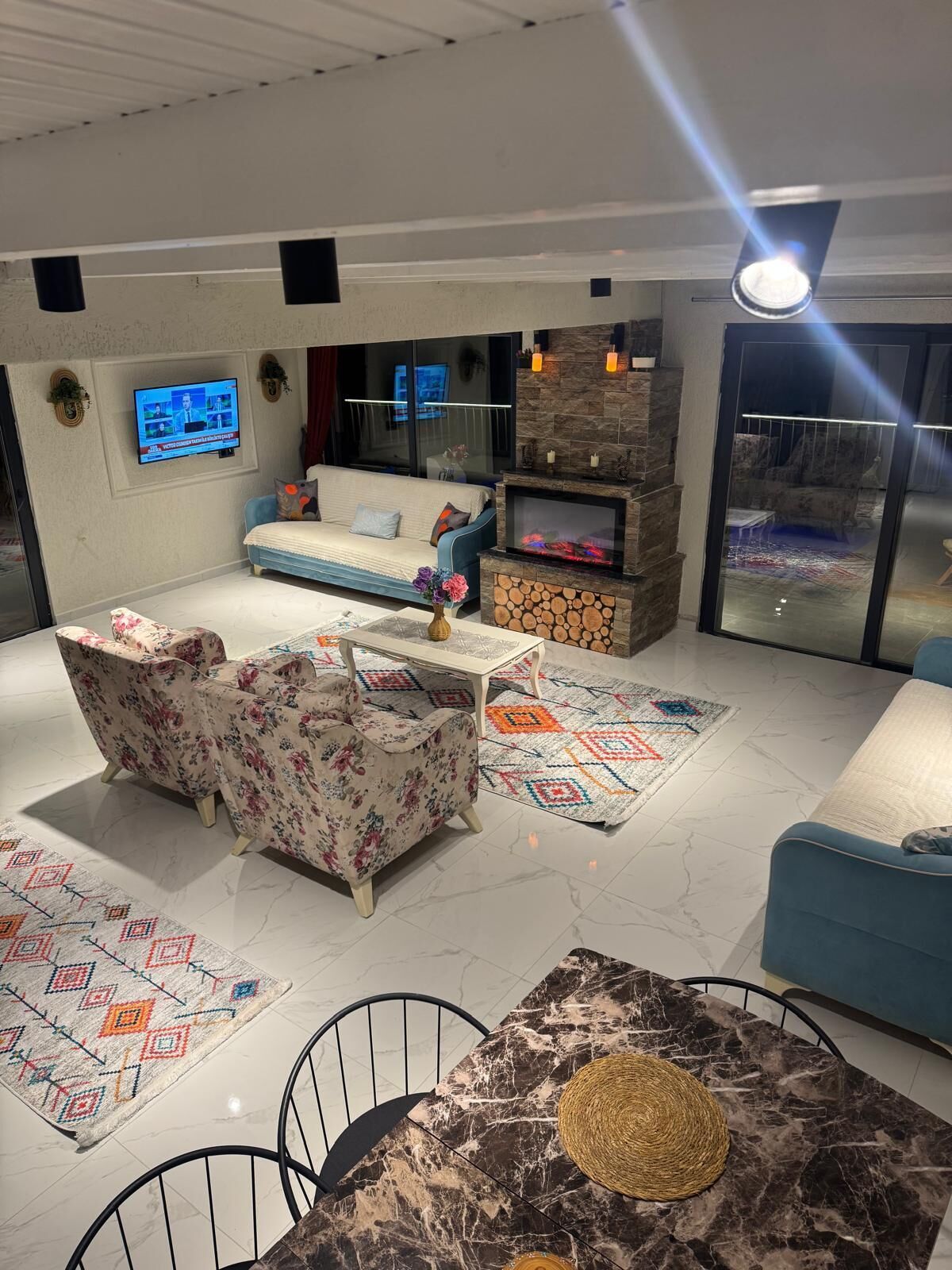 Deluxe Villa, Pool View | Living area