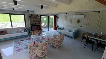 Deluxe Villa, Pool View | Living area