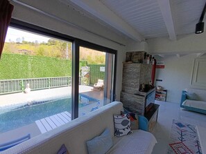 Vila luxo, vista para a piscina | Área de estar