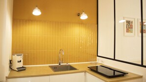 Ein modernes Badezimmer mit Waschbecken, Spiegel und zwei Wandleuchten.