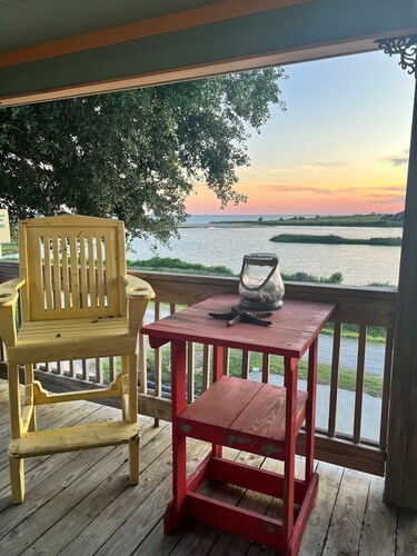Peaceful 2-bedroom house with beach access