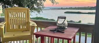 Peaceful 2-bedroom house with beach access