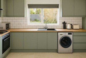Private kitchen - Modern 3-Bedroom Home Near Cribbs Causeway, Bristol (Bristol City)