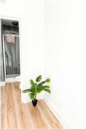 Shower, towels - Central Bristol Apartment with Parking | Sleeps 6 (Bristol City)