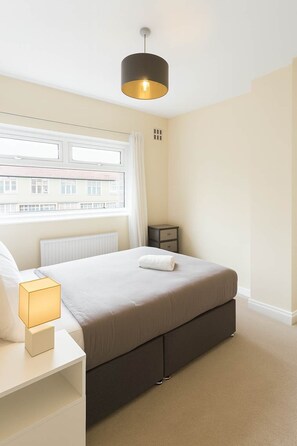 WiFi, bed sheets - Spacious 3-Bed Home near Avonmouth & M5 (Bristol City)
