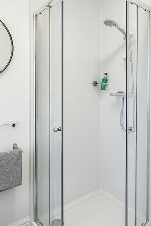 Shower, towels - Spacious 3-Bed Home near Avonmouth & M5 (Bristol City)