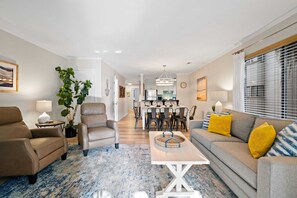 Living area - 3 Suites! - 10 Min Walk to Coligny Beach & Shops (Hilton Head Island)
