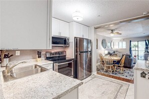 Fridge, microwave, oven, stovetop - King Bed - Free Tennis - 3 Pools - Beachfront (Hilton Head Island)