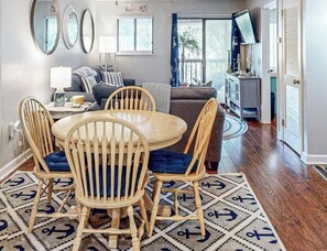 Interior - King Bed - Free Tennis - 3 Pools - Beachfront (Hilton Head Island)