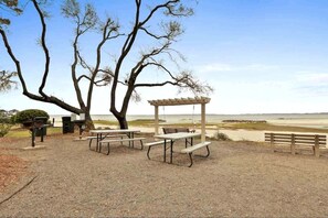 Outdoor dining - King Bed - Free Tennis - 3 Pools - Beachfront (Hilton Head Island)