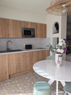 Frigorífico, microondas, placa de cocina y cafetera o tetera
