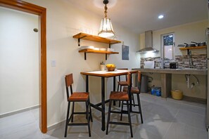Fridge, microwave, stovetop, toaster - The Poolside Suite: Downtown Access + free parking on street (La Paz)